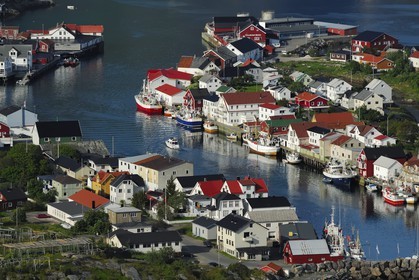 Norvège, Nordland, Iles Lofoten, Ile de Vagan, port de Henningsvaer (vue aérienne)