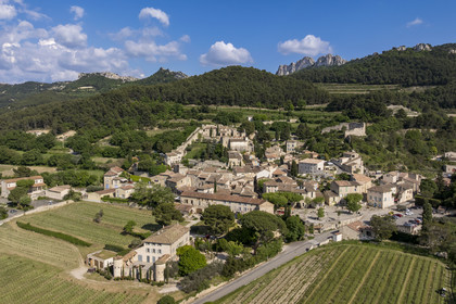 France, Vaucluse (84), Dentelles de Montmirail, Gigondas, le village au pied des Dentelles Sarrasines (vue aérienne)