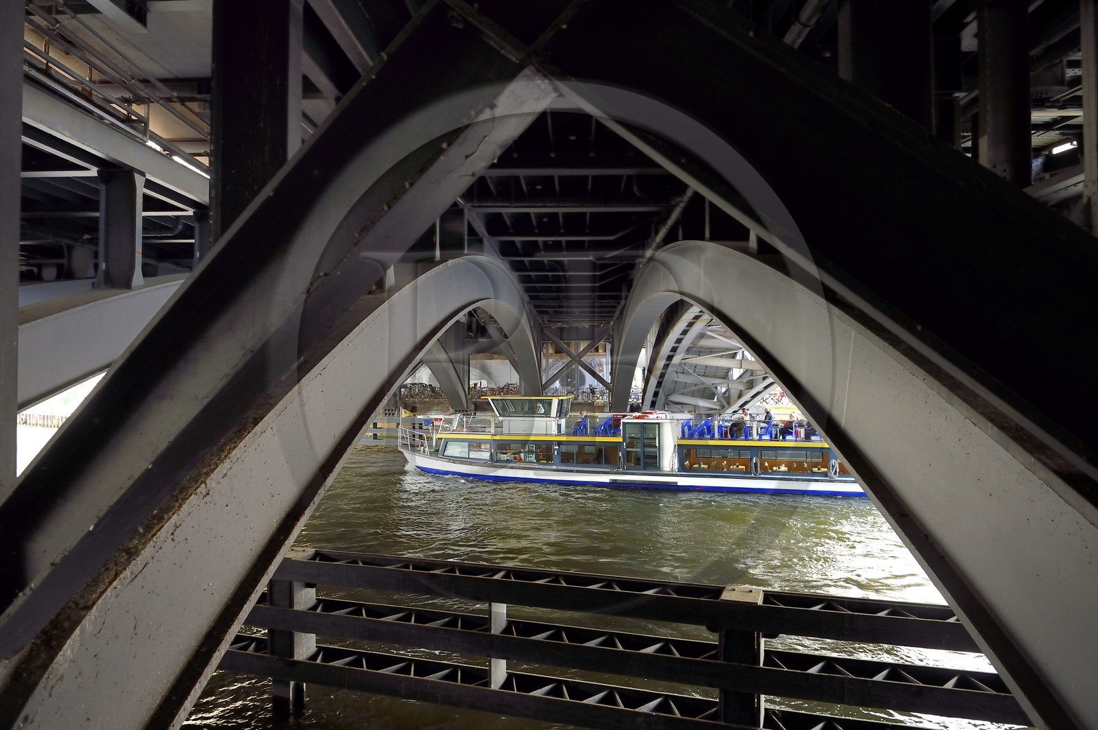 Allemagne, Berlin, pont de la gare de Friedrichstrasse sur la rivière Spree