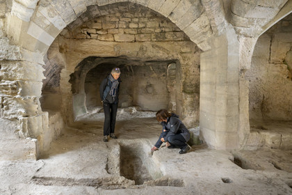 France, Gard (30), Beaucaire, abbaye troglodytique de Saint-Roman, emplacement du reliquaire (cavité au centre de la photo) dans l'ancien choeur de la chapelle souterraine