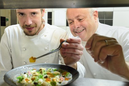 France, Charente (16), Bourg-Charente, restaurant La Ribaudière 1 étoile Michelin, le chef étoilé Thierry Verrat et son fils Julien, préparation du carpaccio de lotte fumé au bois de barrique et petits coquillages