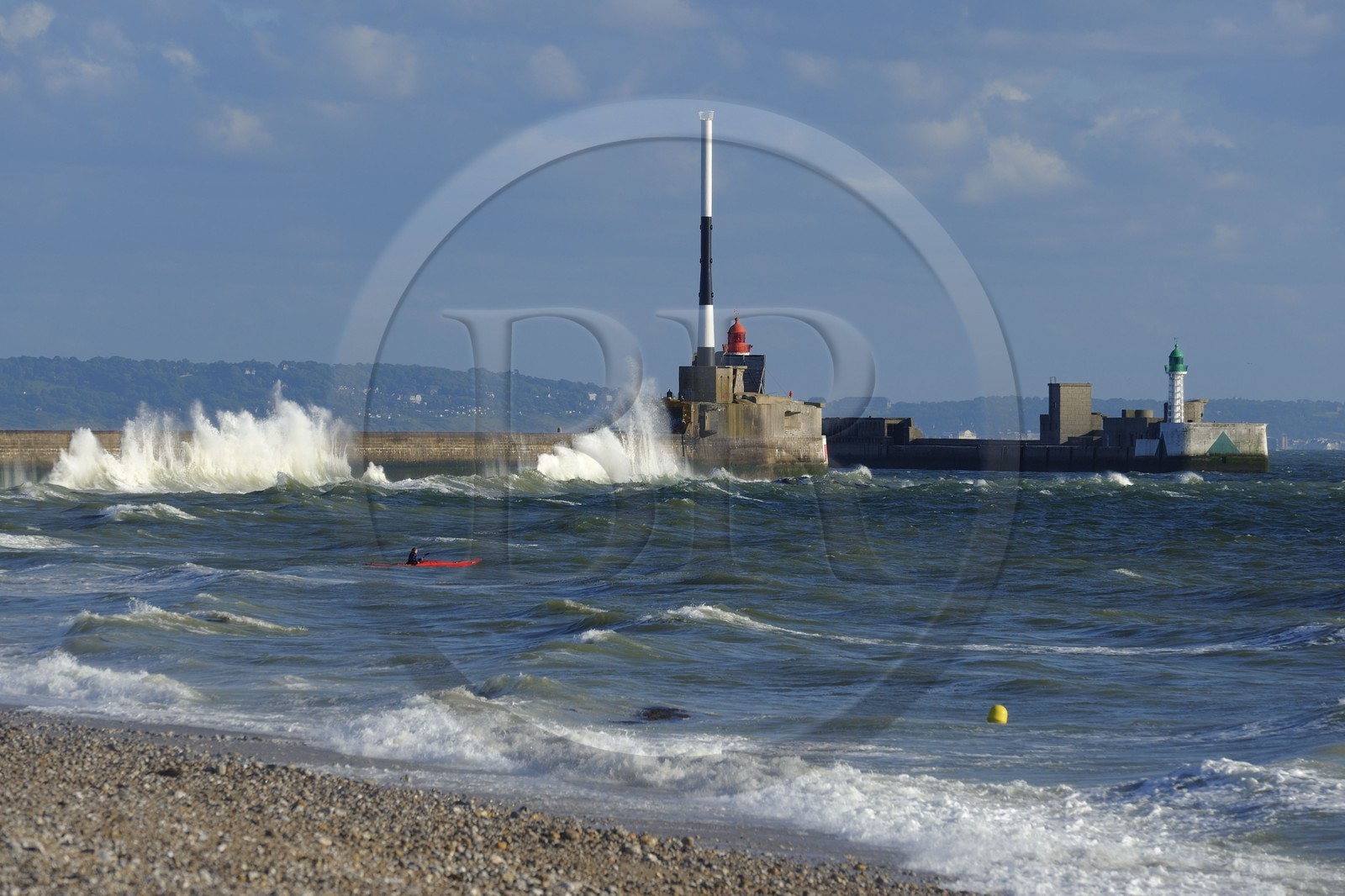 France, Seine-Maritime (76), Le Havre, kayak devant l'entrée du port