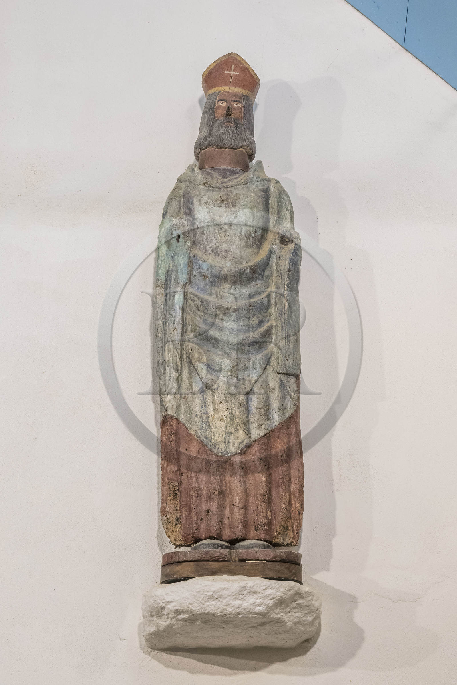 France, Côtes-d'Armor (22), Côte de Granit Rose, Perros-Guirec, Ploumanac'h, la chapelle Saint-Guirec, statue originale de l'oratoire en bois polychrome du XIVème siècle représentant Saint-Guirec