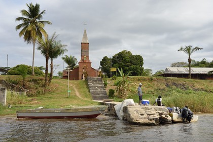 Gabon, province de Ogooué- Maritime, région de Omboué, lagune Fernan Vaz (Nkomi), la mission Sainte-Anne dont l'église a été construite dans les ateliers de Gustave Eiffel