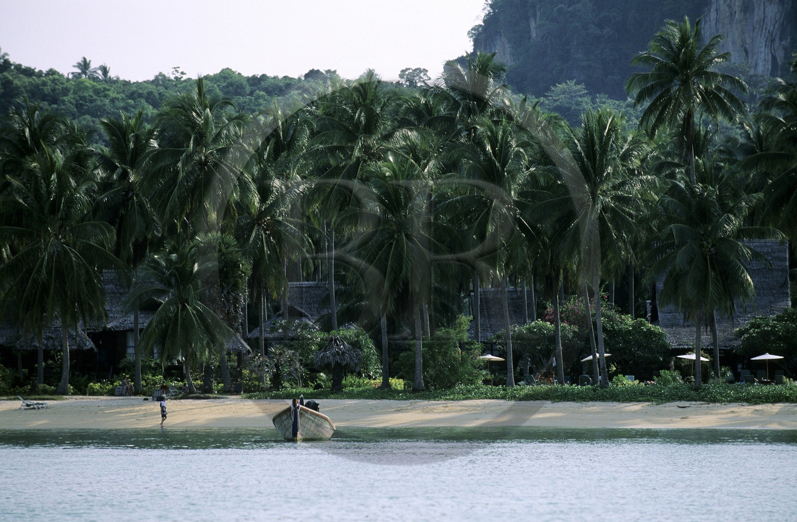 Thaïlande, Archipel de Ko Phi Phi, île de Phi Phi Don, Loh Ba Koa Bay, resort de luxe Pee Pee island village