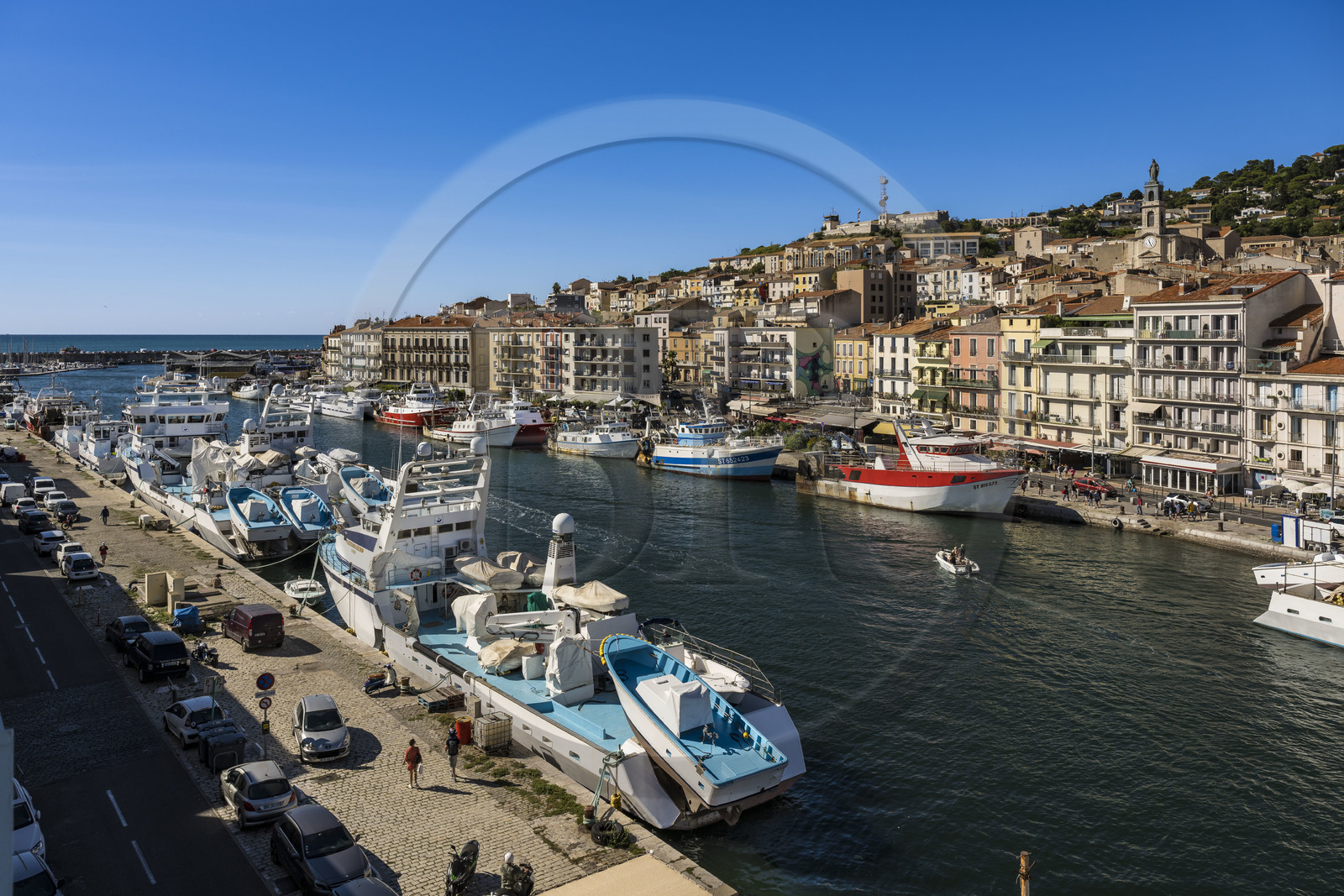 France, Hérault (34), Sète, canal Royal, thoniers senneurs à quai au pied du Mont Saint-Clair et de l'église décanale saint Louis surmontée par une statue de la Vierge Marie