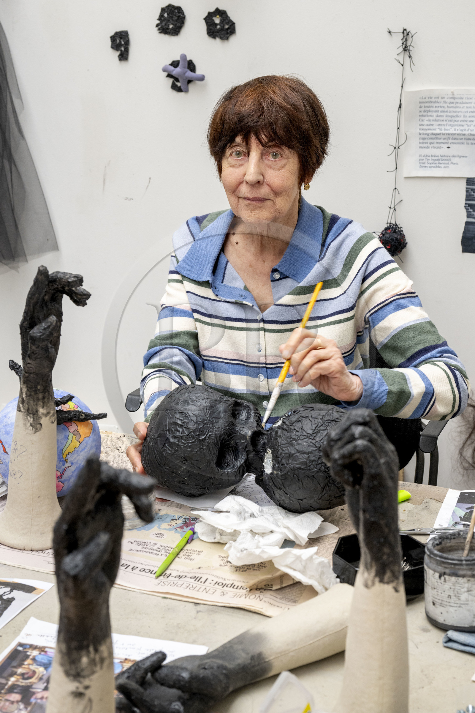France, Hauts-de-Seine (92), Malakoff, l'artiste Annette Messager dans son atelier