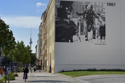 Allemagne, Berlin, Bernauer Strasse angle Brunnenstrasse, Mémorial du Mur de Berlin (Gedenkstätte Berliner Mauer) et la Tour de la télévision en arrière plan