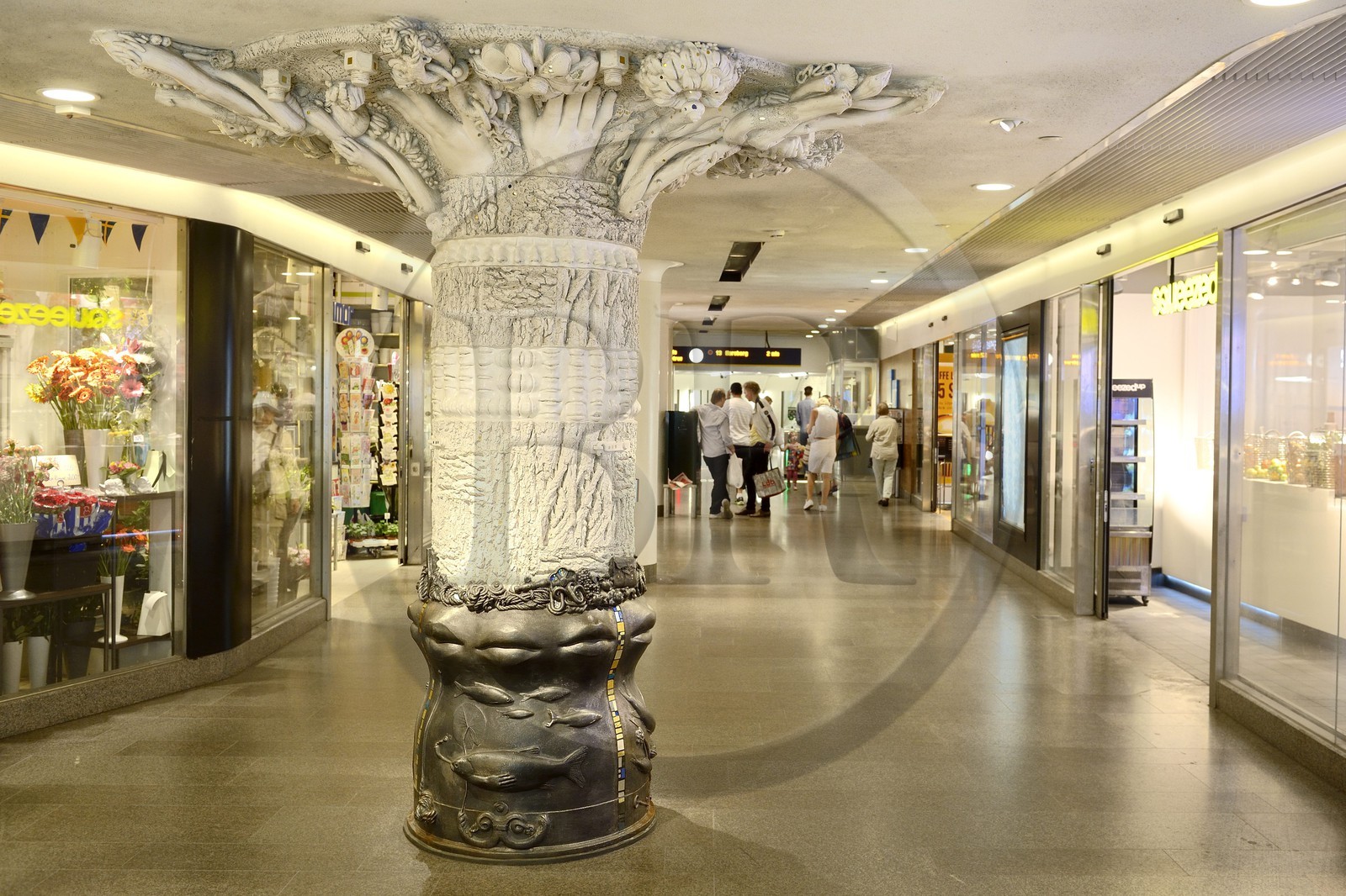 Suède, Stockholm, station de métro (Stockholms tunnelbana), de nombreuses stations exposent des œuvres d'art, Empreinte (Avtryck) pilier sculpté de l'artiste Eva Ziggy Berglund à la station de métro hornstull