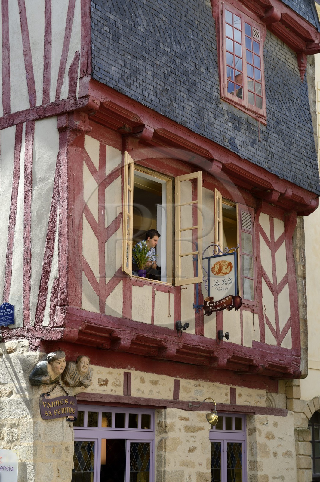 France, Morbihan (56), Vannes, bustes en bois sculpté de Vannes et sa femme sur une maison à pans de bois sur la place Valencia
