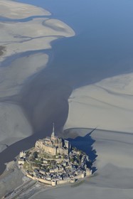 France, Manche (50), Baie du Mont-Saint-Michel, classée Patrimoine Mondial de l'UNESCO, le Mont-Saint-Michel à marée basse (vue aérienne)