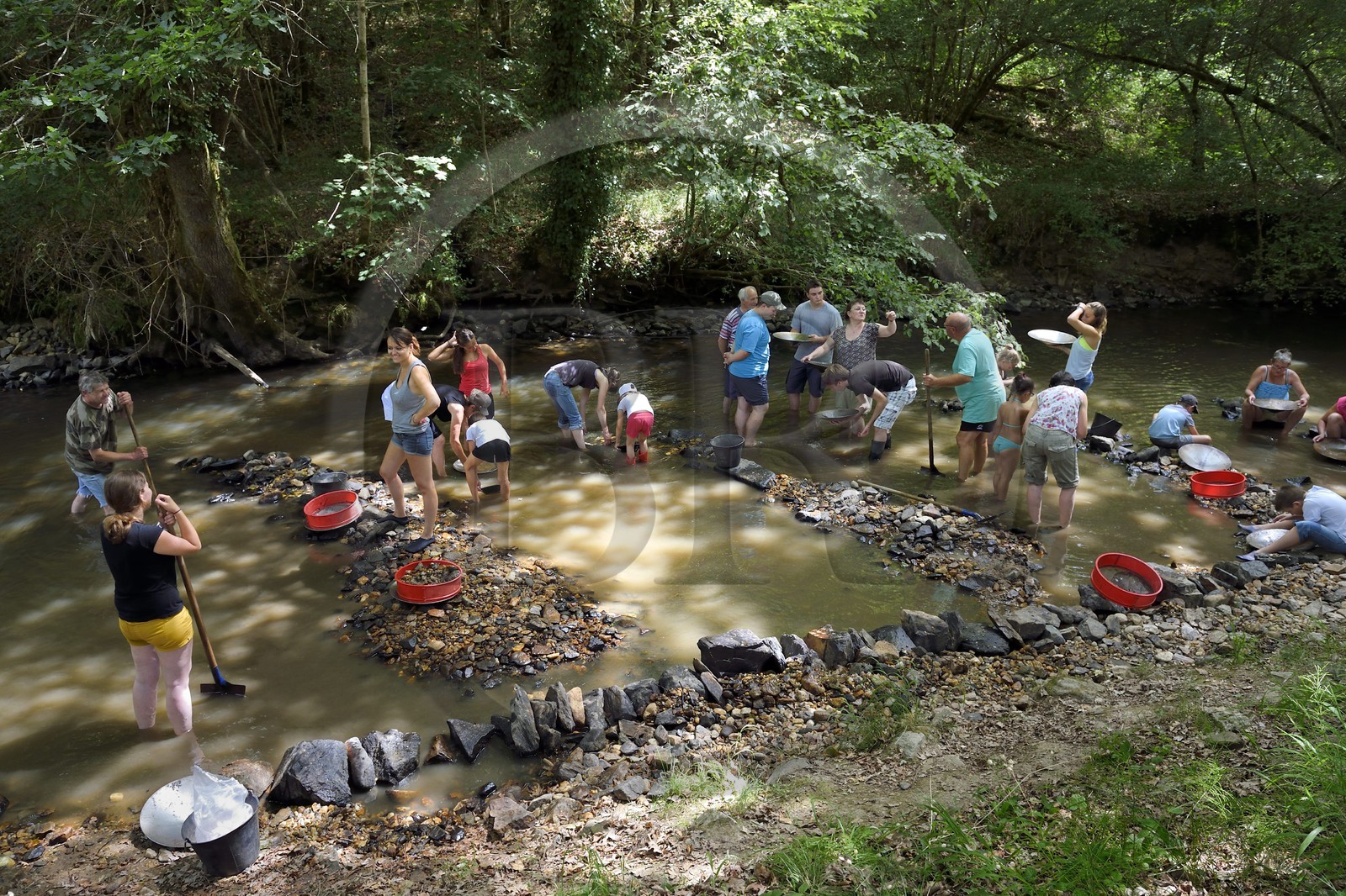 France, Dordogne (24), région de Jumilhac-le-Grand, orpaillage dans la rivière l'Isle vers Tindeix
