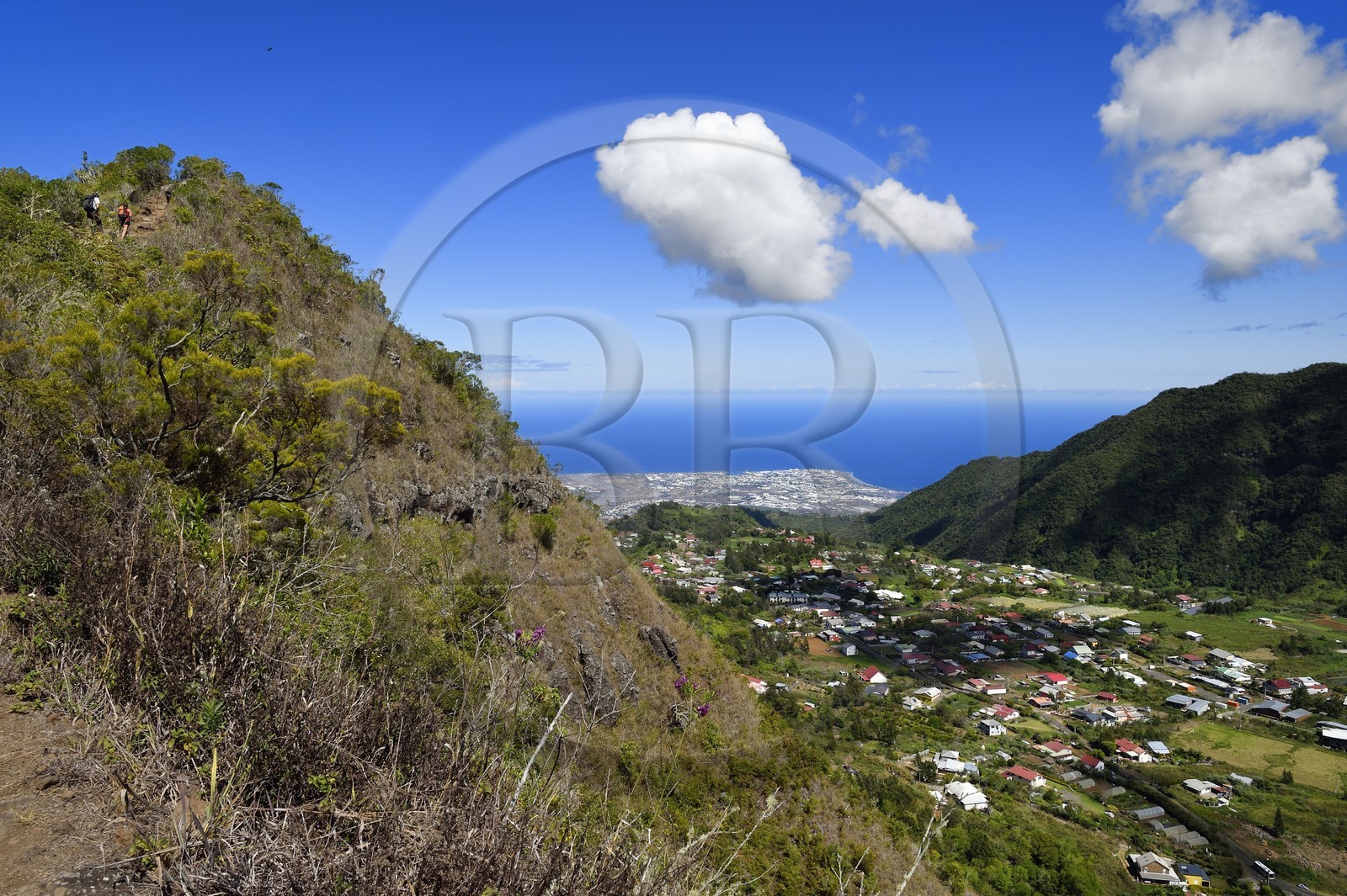 France, Ile de la Reunion, Parc National de la Réunion classé Patrimoine Mondial de l'UNESCO, La Possession, randonnée de la Roche Bouteille par le sentier Cap Noir, le village de Dos d'Ane et Le Port en arrière plan