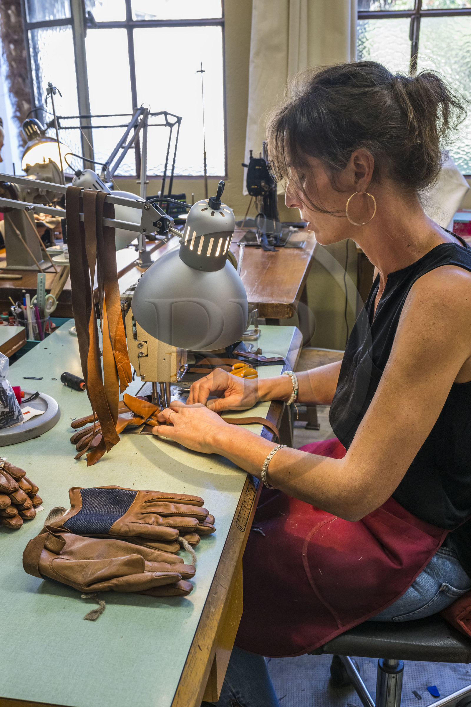 France, Aveyron (12), Millau, Maison Fabre (Ganterie Fabre), manufacture de gants familiale fondée en 1924, atelier de  fabrication de gants cousus en piqué anglais sur des anciennes machines