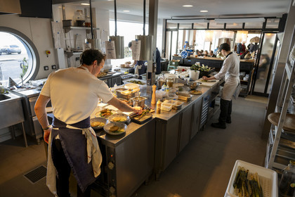 France, Loire-Atlantique, Saint-Nazaire, le restaurant GAMIN dirigé par le chef Bastien Guillochon ici en cuisine et son épouse Charlotte