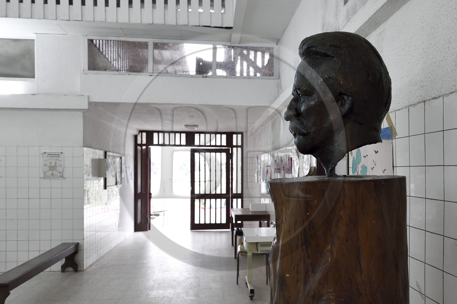 Gabon, Province du Moyen-Ogooué, Lambaréné, buste du Docteur Schweitzer à l'accueil de l'Hopital Albert Schweitzer