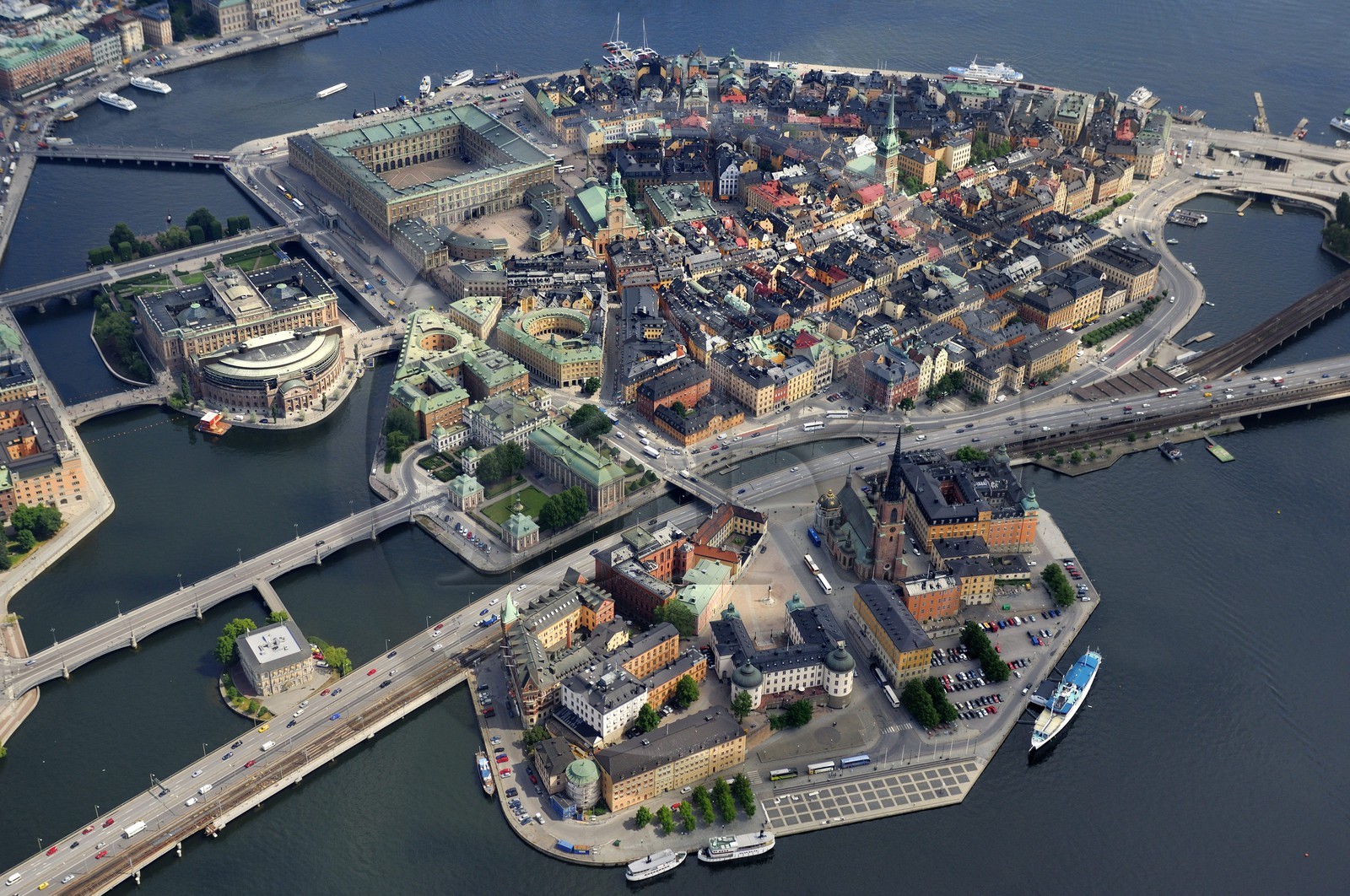 Suède, Stockholm, ile de Gamla Stan (vieille ville), île des Chevaliers (Riddarholmen) avec l'église de Riddarholmen (Riddarholmskyrkan) au premier plan, le parlement et le Palais Royal en arrière plan sur la gauche (vue aérienne)