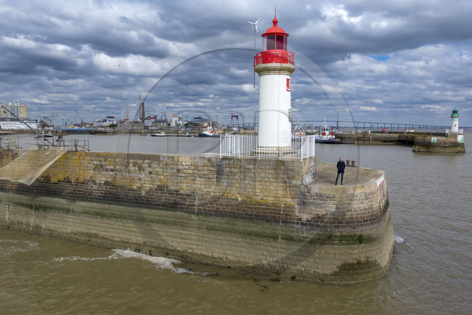France, Loire-Atlantique (44), Saint-Nazaire, le phare de la jetée ouest sur la pince de crabes (surnom donné à l'entrée Sud au bassin portuaire par les deux jetées)(vue aérienne)