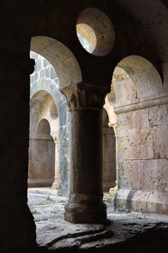 France, Var (83), Abbaye cistercienne du Thoronet, le cloitre, arcades géminées avec tympans percés d'un simple oculus