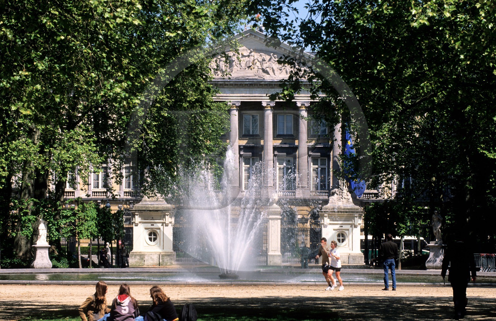 Belgique, Bruxelles, le parlement fédéral aussi appelé Palais de la Nation depuis le parc Royal (parc de Bruxelles)