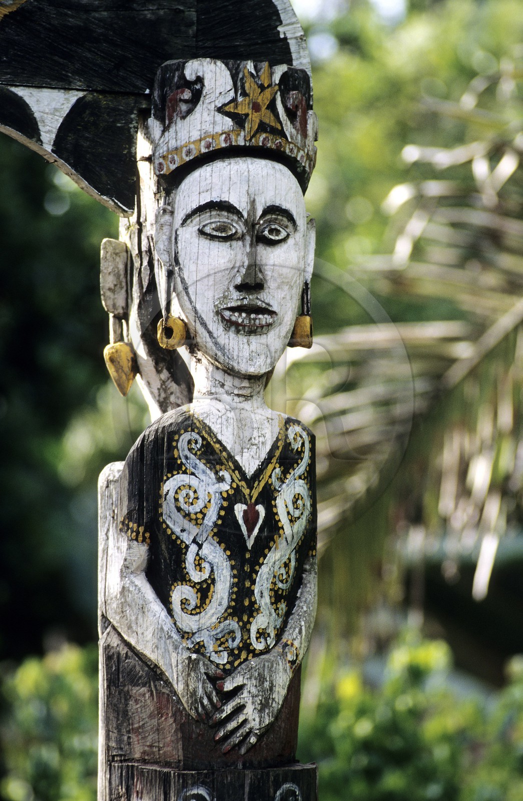 Indonésie, île de Bornéo, Kalimantan, village Kenyah sur le fleuve Belayan, sculpture en bois d'un dieu