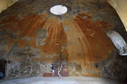 France, Var (83), Iles d'Hyères, parc national de Port Cros, Ile de Porquerolles, Edith et Marc Frilet qui réhabilitent le Fort du Petit Langoustier datant du XVIIème siècle en modèle de developpement durable, le rez-de-chaussée de la tour qui est vouté en coupole sphérique