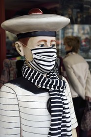 France, Calvados (14), Pays d'Auge, Honfleur, boutique Saint-James, mannequin portant un masque assorti au pull marin