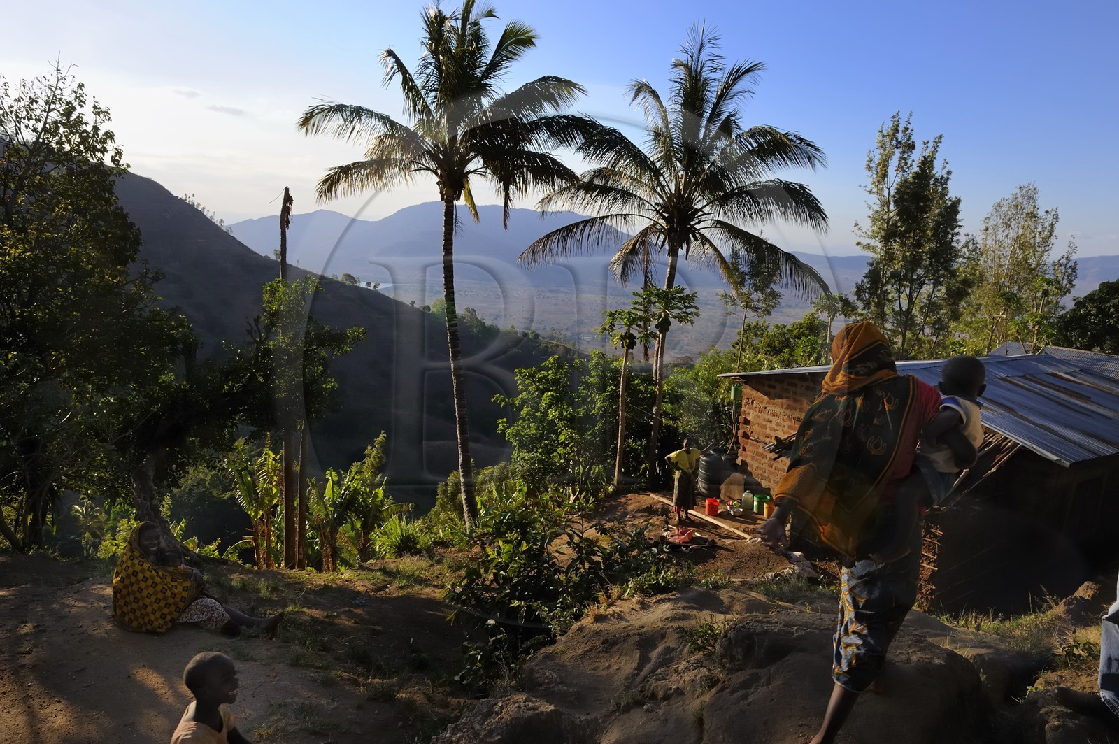 Tanzanie, région de Morogoro, les Monts Uluguru, jeune fille portant un jeune enfants dans un village aux alentours de l'ancien refuge allemand de Morningside