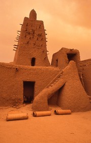 Mali, Tombouctou, la mosquée de Djingareyber classée Patrimoine Mondial de l'UNESCO, la plus grande mosquée de Tombouctou pendant une tempete de sable