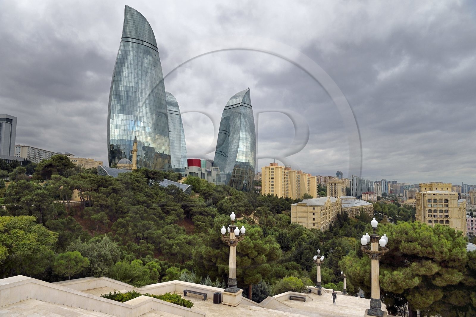 Azerbaïdjan, Bakou, Flame Towers des architectes Hellmuth, Obata & Kassabaum et la mosquée Shehidler à ses pieds, escalier qui mêne au Mémorial des Martyrs au premier plan
