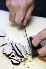 France, Var (83), Aups, restaurant Le Provençal, recette à base de truffes d'été