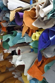 France, Var (83), Saint-Tropez, fabrication des Sandales Tropéziennes (les sandales Rondini), stock de cuirs teintés