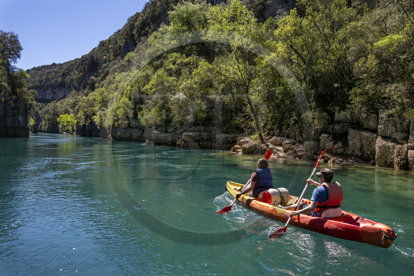 Var (83) rive gauche et Alpes-de-Haute-Provence (04) rive droite, Parc Naturel Régional du Verdon, Basses Gorges du Verdon en aval du lac de Sainte Croix, découverte en kayak des gorges de Baudinard