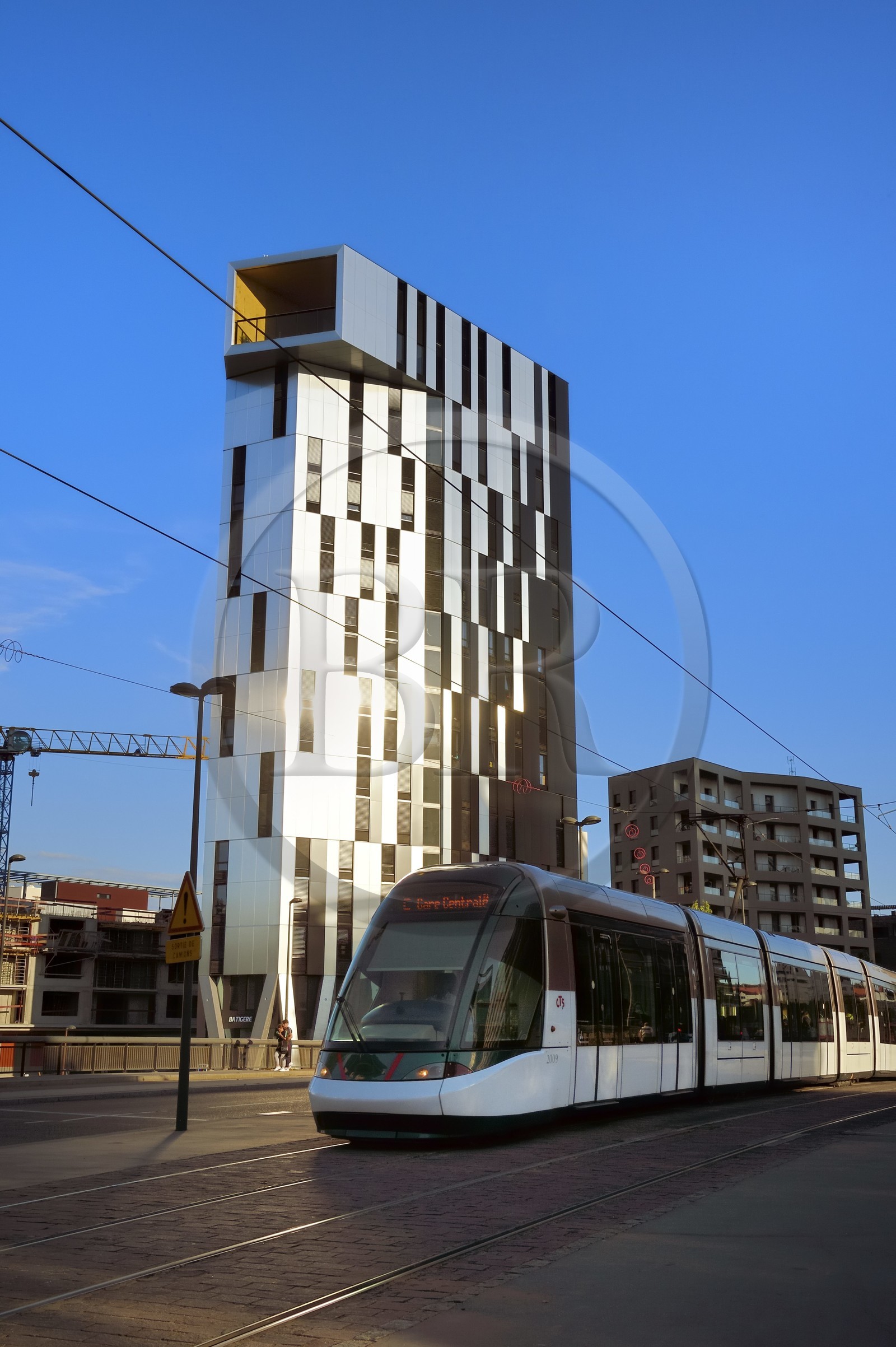 France, Bas-Rhin (67), Strasbourg, amenagement du port du Rhin et reconversion du mole du Bassin d'Austerlitz, écoquartier Danube, la tour Elithis