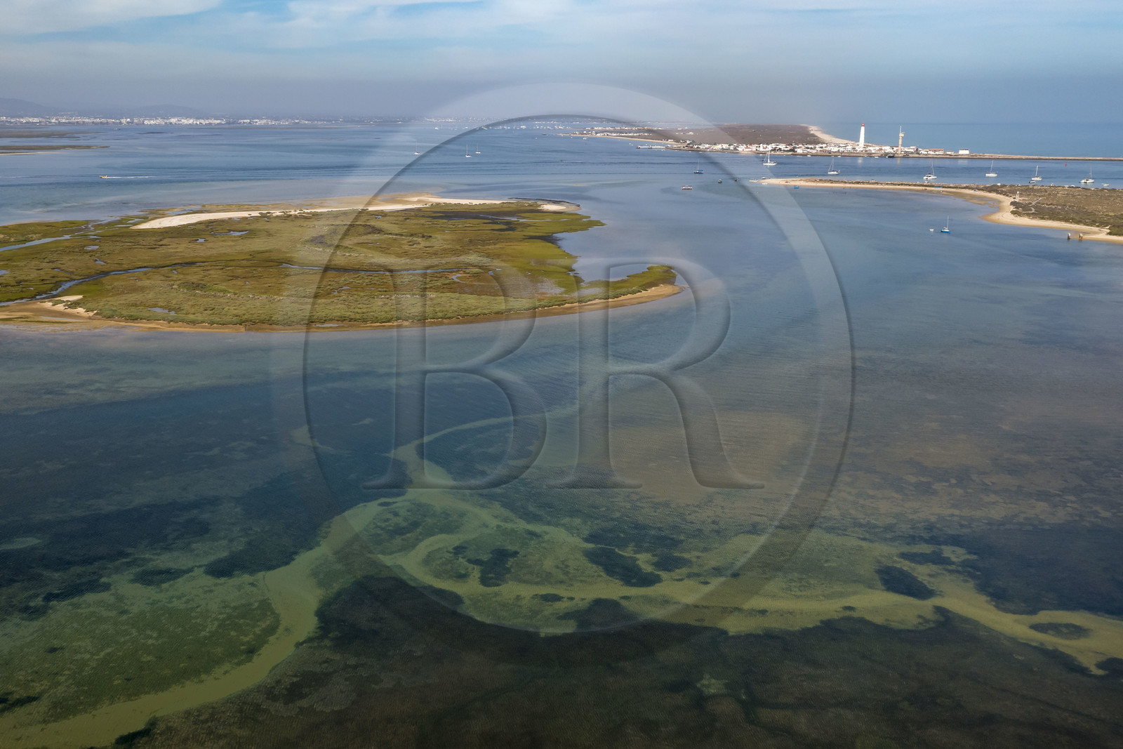 Portugal, Algarve, Parc naturel de la Ria Formosa, Faro, Ile de Barreta ou Deserta (Ilha da Barretta ou Deserta), le phare de Ilha do Farol sur Ilha da Culatra en arrière plan (vue aérienne)
