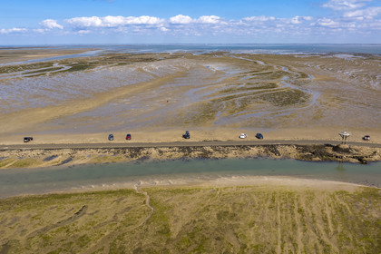France, Vendée (85), île de Noirmoutier, Barbatre, l'estran en bordure du passage du Gois, chaussée submersible qui relie l'île au continent à marrée basse (vue aérienne)