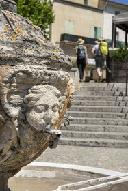 France, Vaucluse (84), Dentelles de Montmirail, Beaumes-de-Venise, fontaine à mascarons du XVIIIe siècle place du 8 mai