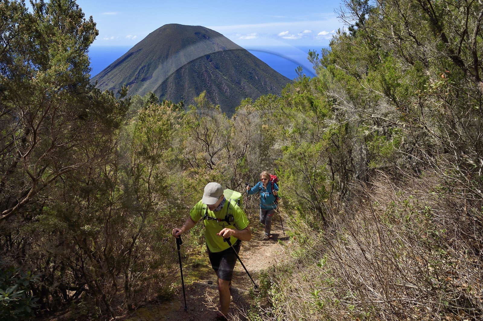 Italie, Sicile, iles Eoliennes, classées Patrimoine Mondial de l'UNESCO, Ile de Salina, randonneurs dans l'ascension du Monte Fossa delle Felci et le Monte dei Porri en arrière plan