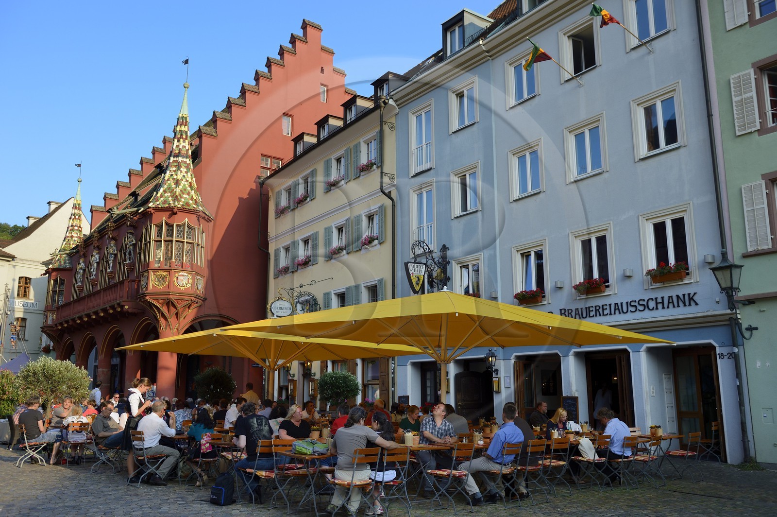 Allemagne, Bade-Wurtemberg, Fribourg en Brisgau, la Maison historique des marchands du début du XVIème siècle sur la Munsterplatz et la terrasse du restaurant Oberkirch