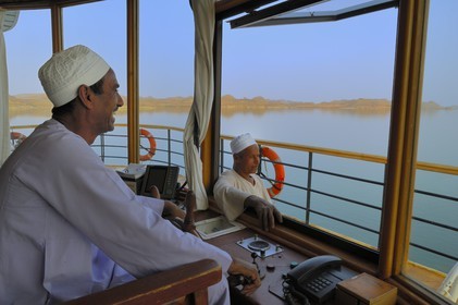 Egypte, Haute Egypte, Nubie, Lac Nasser, croisière sur le lac à bord du bateau Qasr Ibrim, la cabine de pilotage et le capitaine