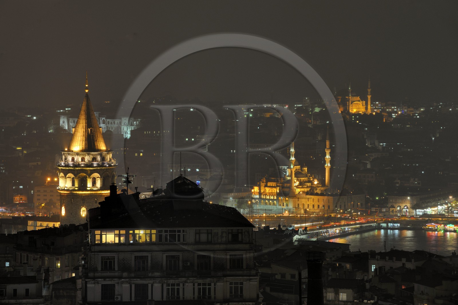 Turquie, Istanbul, centre historique classé Patrimoine Mondial de l'UNESCO, la Tour de Galata, pont de Galata sur le détroit de la Corne d'Or jouxtant Yeni Cami (Nouvelle Mosquée) et la mosquée Nuruosmaniye en arrière-plan