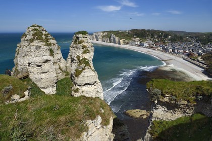 France, Seine-Maritime (76), Pays de Caux, Côte d'Albâtre, Etretat, la plage et la falaise d'Amont vus depuis la falaise d'Aval