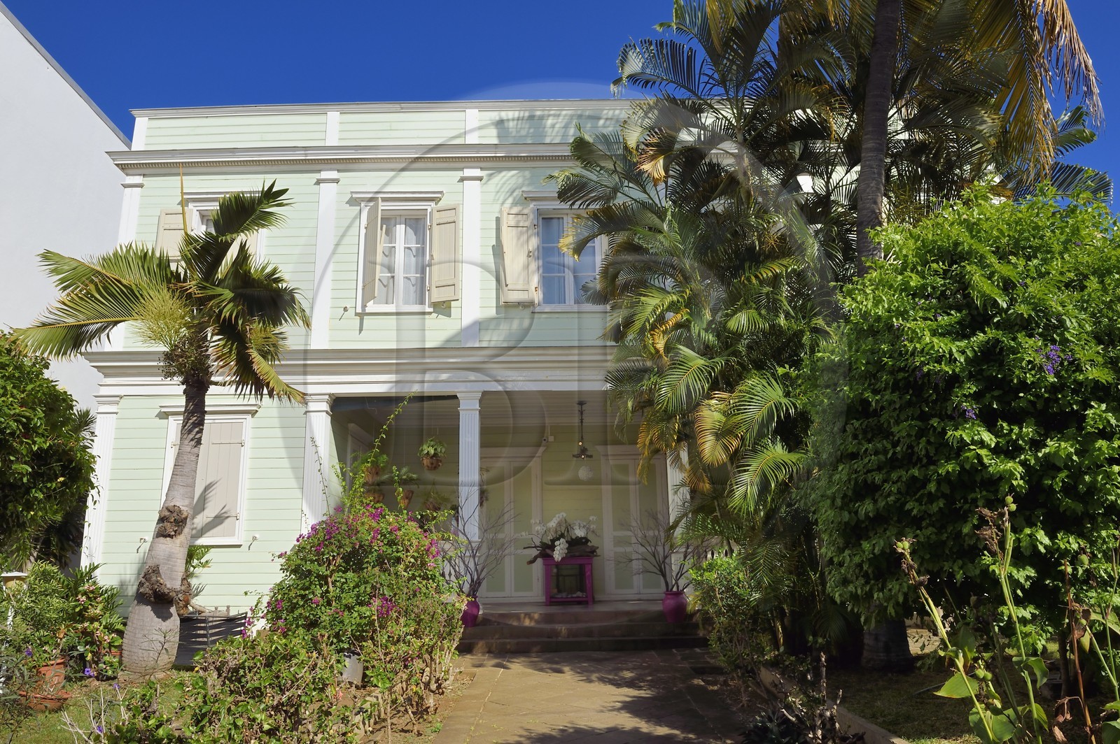 France, Ile de la Reunion, Saint-Denis, case traditionnelle de l'architecture coloniale dans la rue Jean Chatel au centre ville