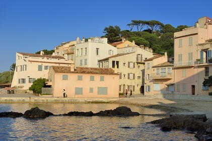 France, Var, Saint-Tropez, Plage de la Ponche Beach where are built the high houses with facade of ochre, yellow or orange colors