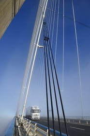 France, entre Calvados (14) et Seine-Maritime (76), le Pont de Normandie enjambe la Seine dans le brouillard