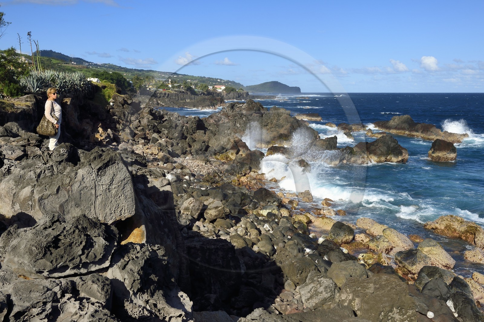 France, Ile de la Reunion, Saint-Pierre, Grands Bois, la côte de roches noires basaltiques d'origine volcanique tourmentées par l'océan