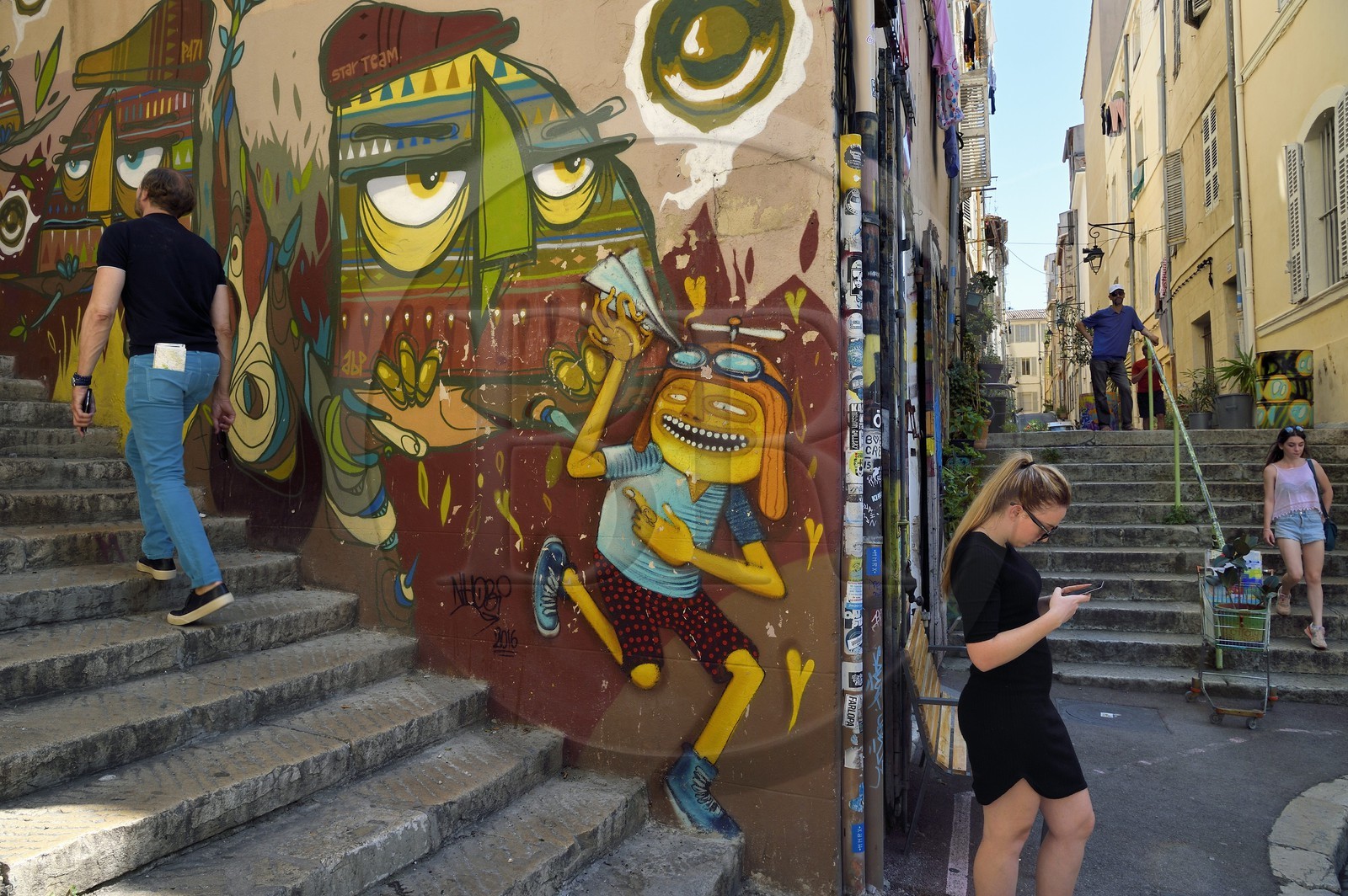 France, Bouches-du-Rhône (13), Marseille, quartier du Panier, angle des rues Sainte-Francoise et des Repenties, graffitis du magasin concept Undartground entouré d'escaliers, oeuvre du street artiste brésilien Nhobi