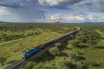 Namibie, région de Otjozondjupa, le train Shongololo express traversant le bush namibien vers Kalkfeld (vue aérienne)