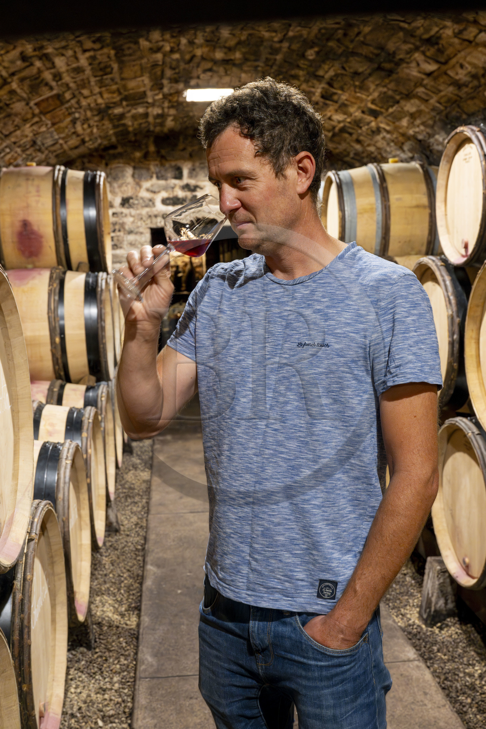 France, Côte-d'Or (21), Paysage culturel des climats de Bourgogne classés Patrimoine Mondial de l'UNESCO, Route des Grands Crus, vignoble de la Côte de Nuits, Gevrey-Chambertin, Domaine Dugat, Bertrand Dugat dans les cave sous l'ancien Cellier des Dimes des évêques de Langres où il entrepose ses tonneaux