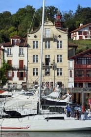 France, Pyrénées-Atlantiques (64), la côte du Pays-Basque, Ciboure, la maison natale de Maurice Ravel (en pierre) et le clocher de l'église Saint-Vincent